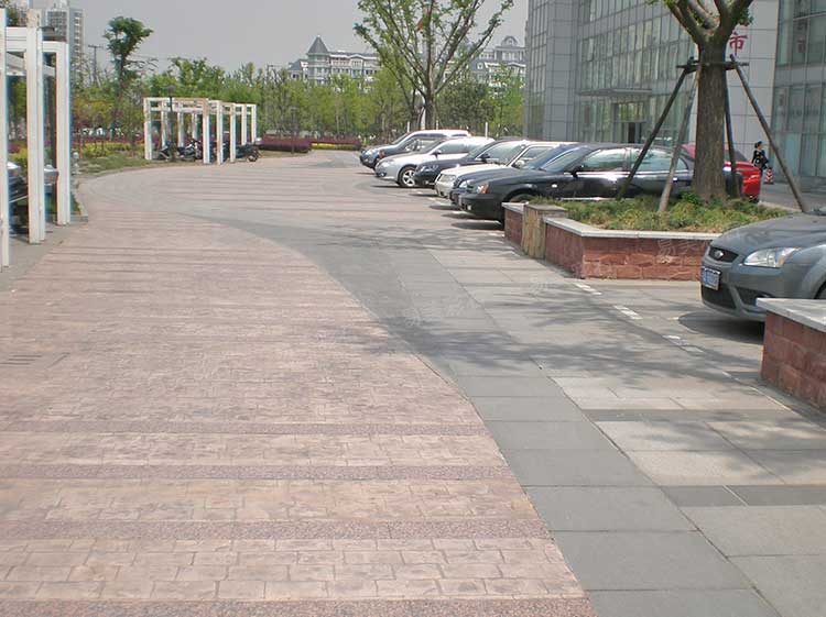 停车场彩色草莓视频污版在线观看压膜